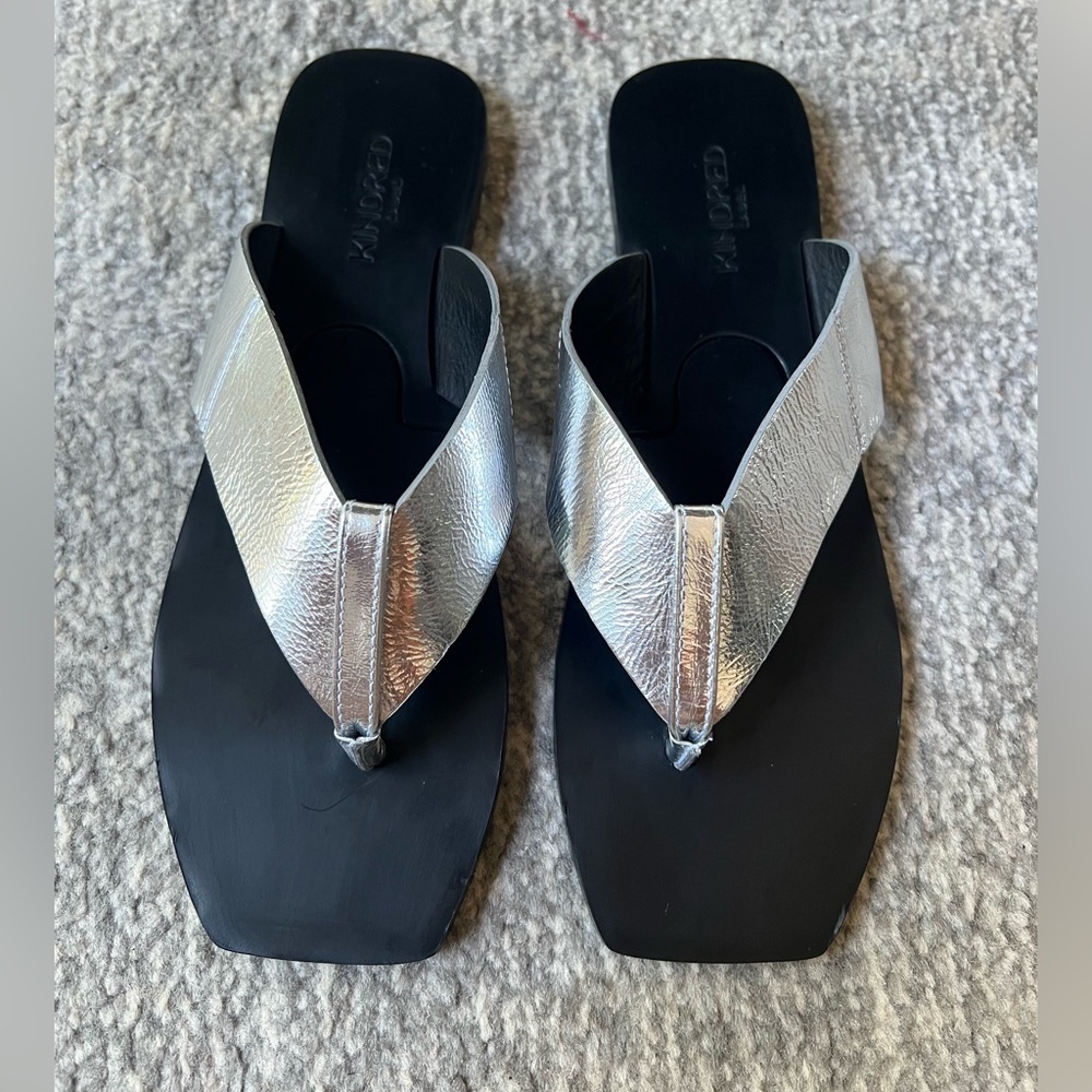 Kindred Label Hannah Thong Silver  Foldable Leather Sandals size FR 39 US 8-8.5